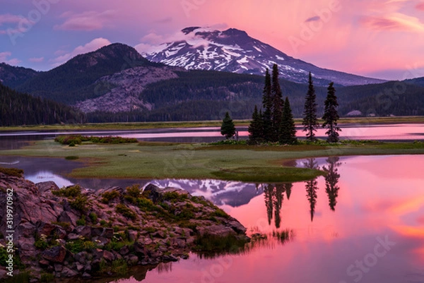 Fototapeta Alpenglow in the Mountains - Sparks Lake - Oregon
