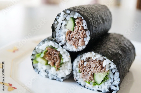 Fototapeta 牛肉の巻き寿司