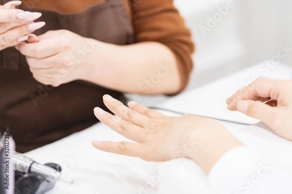 Fototapeta ネイルサロンで施述する女性