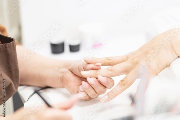 Fototapeta ネイルサロンで施述する女性