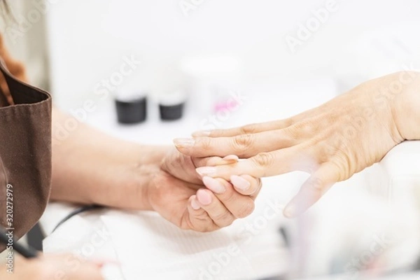Fototapeta ネイルサロンで施述する女性