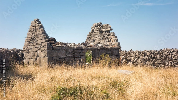 Obraz An abandoned, ruined cottage on Inishmaan, one of the Aran Islands off the west coast of Galway, Ireland.