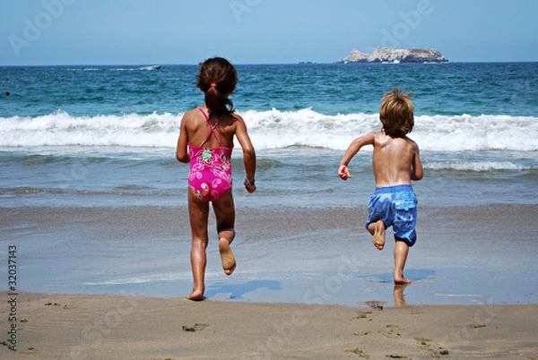 Fototapeta Kids running towards the sea