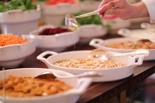 Obraz chief is pouring sauce