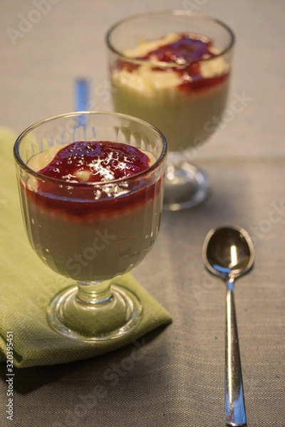 Obraz Grießbrei mit Himbeersoße