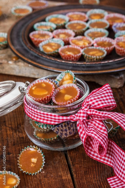Obraz Christmas butterscotch candy knäck