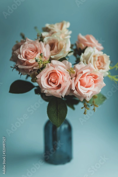Obraz Zbliżenie różowy bukiet róż w wazonie