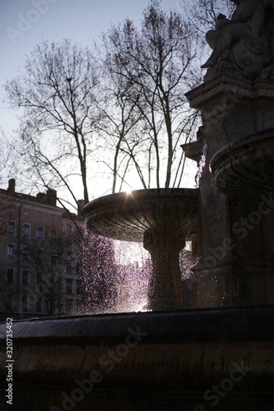 Fototapeta fontaine à contre jour