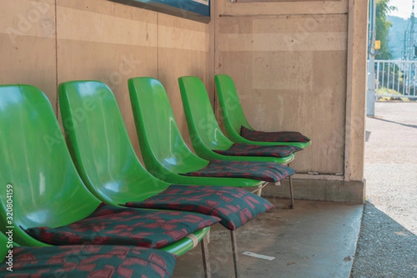 Obraz 駅のホームにあるベンチ