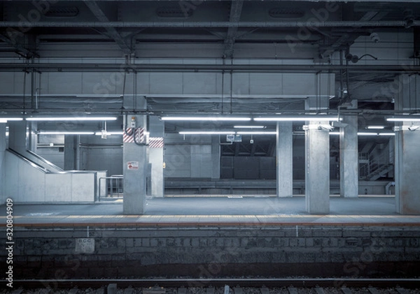 Obraz 夜中の駅のホーム