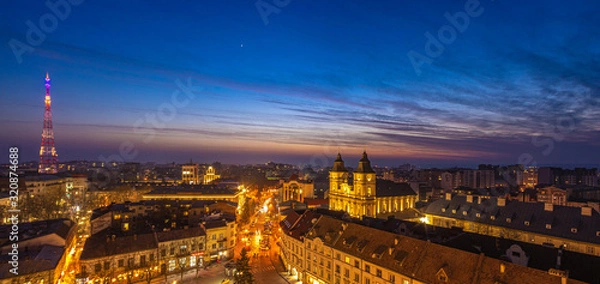 Fototapeta Zimowy zachód słońca nad europejskim miastem