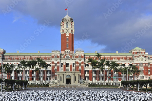 Fototapeta Paper panda in front of Office of the President Taipei