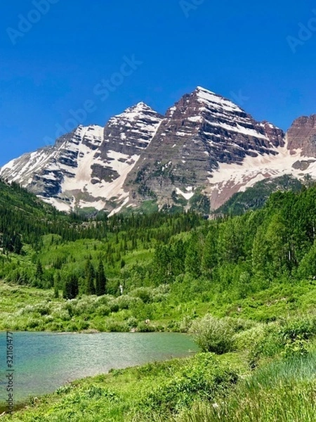 Fototapeta Maroon Bells mountain range turquoise lake and evergreen pine trees and aspens at Maroon Bell Scenic Recreation Area, near Aspen Highlands Ski Area, Colorado Rockies