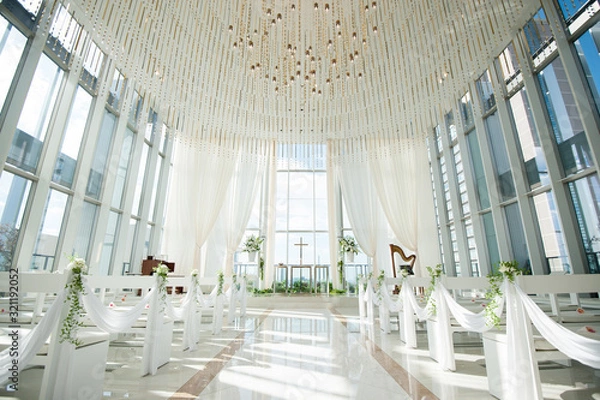 Obraz 光り差す結婚式場　チャペル　挙式会場　