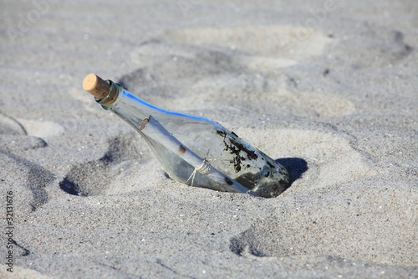 Fototapeta Flaschenpost am Strand. Message in a bottle.