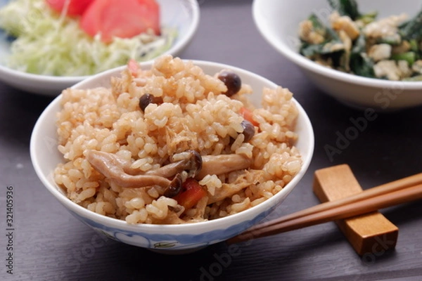Obraz 玄米の炊き込みご飯、　にんじん,しめじ,揚げ豆腐を混ぜた玄米炊き込みご飯。