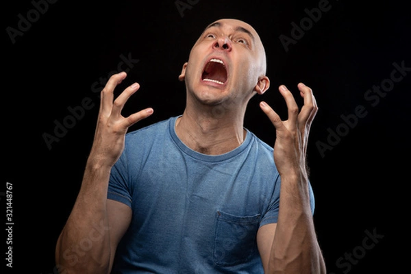Obraz Photo of screaming shaved man in blue tee shirt