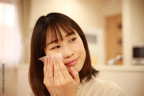 Fototapeta あぶらとり紙を使う女性