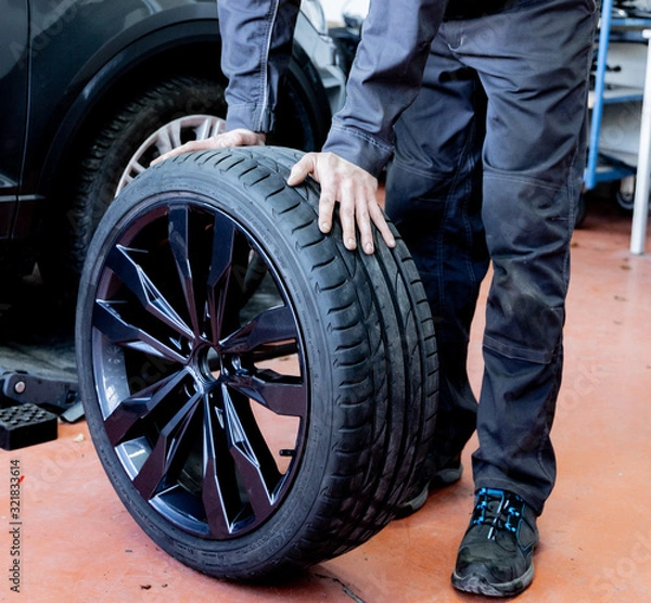 Obraz Autowerkstatt - Reifenwechsel - Winterreifen Sommerreifen