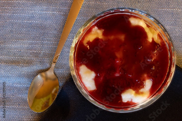 Obraz Grießbrei mit Himbeersoße