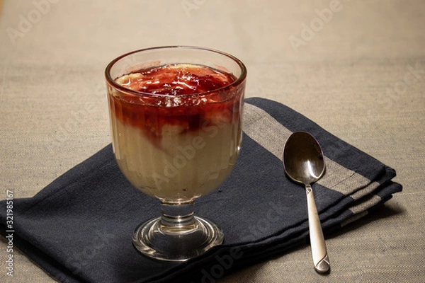 Obraz Grießbrei mit Himbeersoße