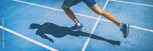 Fototapeta Sprint człowiek biegacz sprinter sportowiec buty do biegania i nogi na torze lekkoatletycznym biegnij wyścig konkurujący szybki panoramiczny transparent tło.