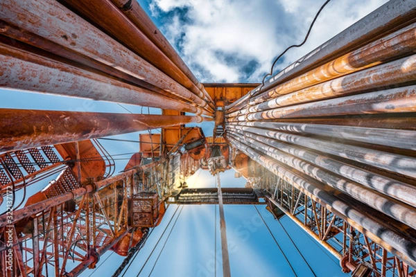 Fototapeta Oil and Gas Drilling Rig deserowe na lądzie z dramatycznym Cloudscape. Eksploatacja platformy wiertniczej na platformie wiertniczej w przemyśle naftowym i gazowym