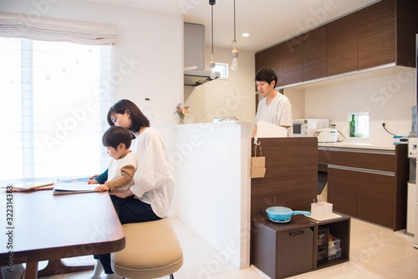 Fototapeta 家事をする父親