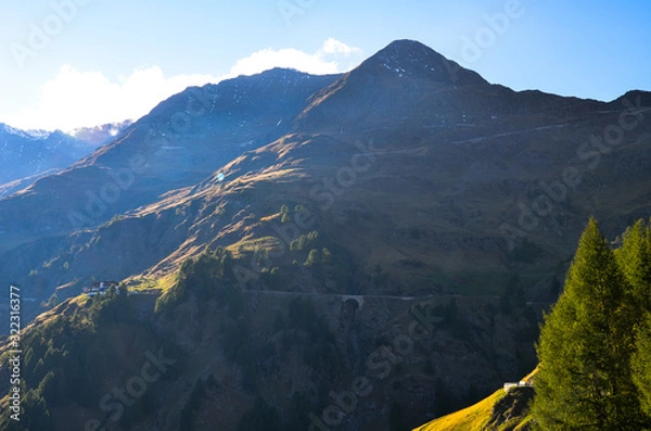 Fototapeta 秋のティンメルスヨッホ（パッソ・デル・ロンボ）　オーストリアとイタリアの国境（オーストリア　チロル、イタリア　トレンティーノ＝アルト・アディジェ／南チロル）