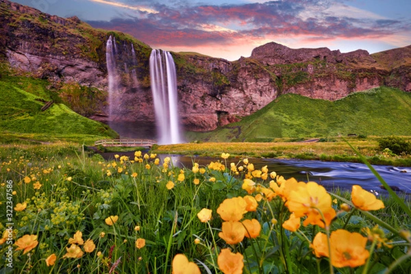 Obraz Niesamowity zachód słońca na Seljalandsfoss. Jeden z najpiękniejszych wodospadów na Islandii w Europie. Popularna i znana miejscowość wakacyjna na południu Islandii. Pocztówka podróżna.