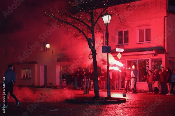 Obraz In der Silvesternacht feiern die Jugendliche mit Feurwerken