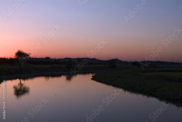 Fototapeta 서서히 밝아오는 강가 하늘