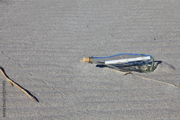 Fototapeta Flaschenpost am Strand. Message in a bottle. 7