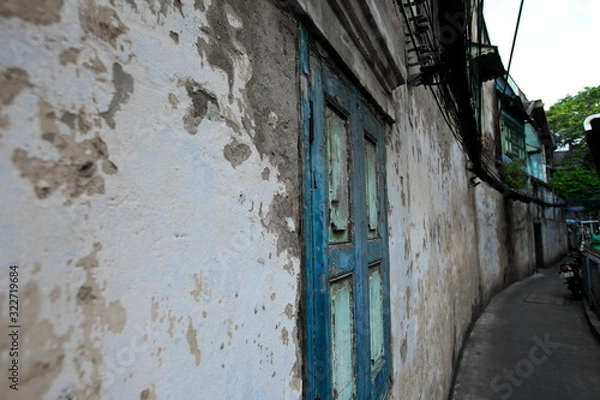Fototapeta Windows and walls of old residences in Bangkok's Talat Noi area