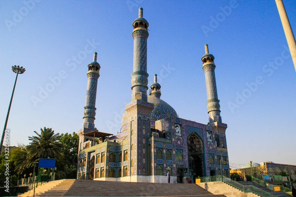 Obraz Bandar Abbas, Iran - May 22, 2017: Emam Zadeh Seyed Mozaffar Mosque is the most favorite mosque in Bandar Abbas. Religious architecture of Iran. Four high minater