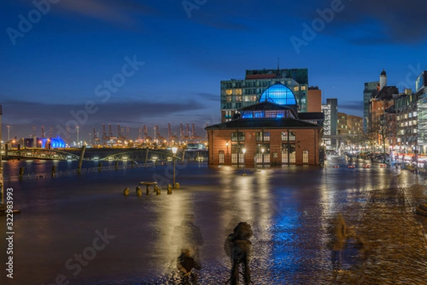Fototapeta Hamburg Fischmarkt at Storm and flooding in winter