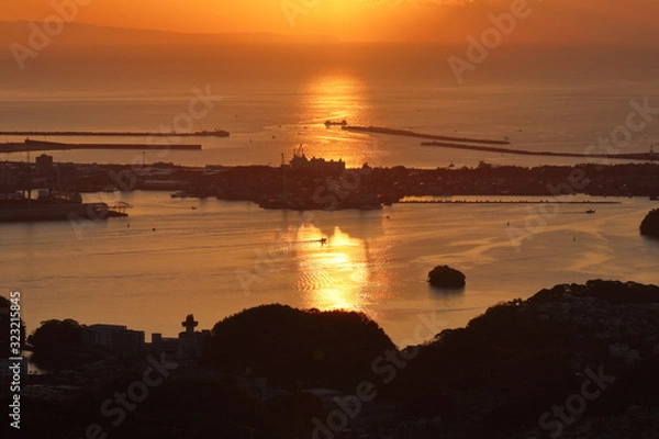 Fototapeta オレンジ色に輝く浦戸湾と土佐湾（高知県）