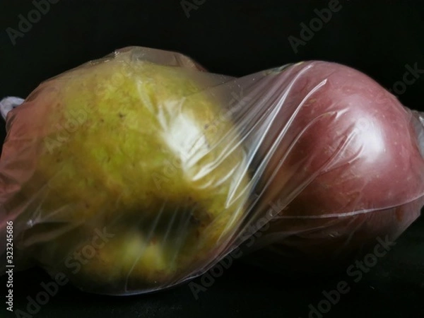 Obraz manzana en bolsa de plastico
