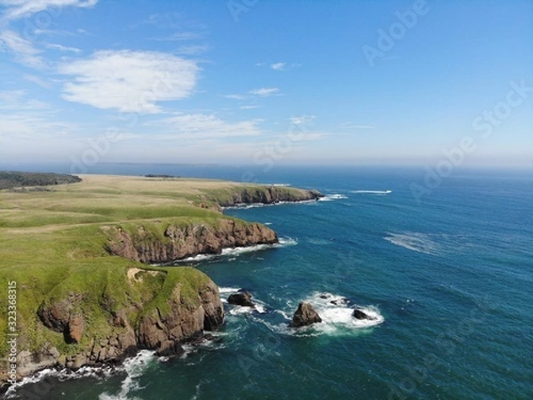 Obraz 【北海道】道東・花咲線でいく落石岬のドローン空撮写真 | 夏の落石湾