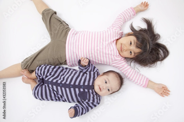 Fototapeta 横たわる姉と弟