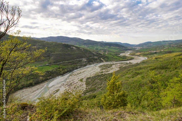 Fototapeta valley in emilia-romagna hills in a day of spring