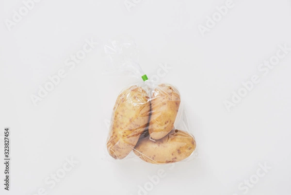 Obraz スーパーに並んでる状態の袋入りジャガイモ