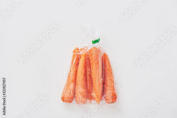 Obraz スーパーに並んでる状態の袋入り人参