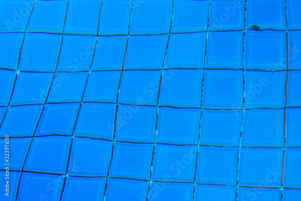 Fototapeta Woda marszczy się na tle basenu