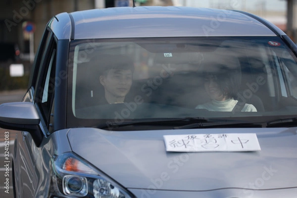 Fototapeta 運転の練習をする男性