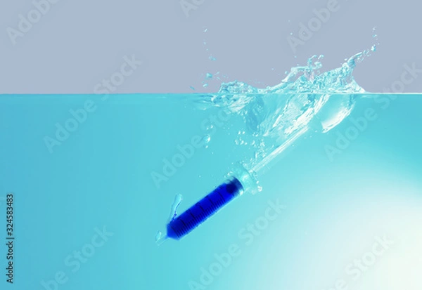 Fototapeta Pojęcie zanieczyszczenia środowiska. Strzykawka spada do wody. Zanieczyszczenie tworzyw sztucznych. Kropla śmieci do morza. Odpady niebezpieczne Odpady chemiczne.