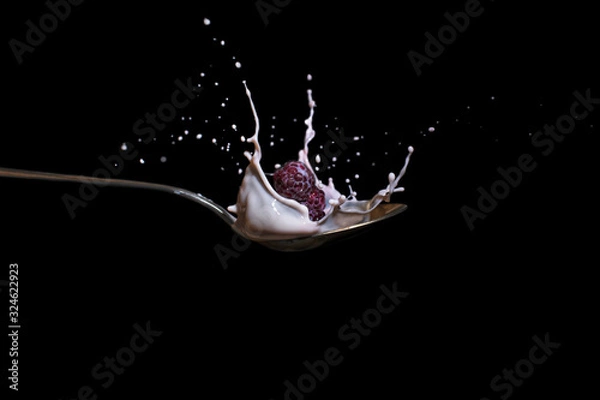 Obraz Plusk mleka z jagodami