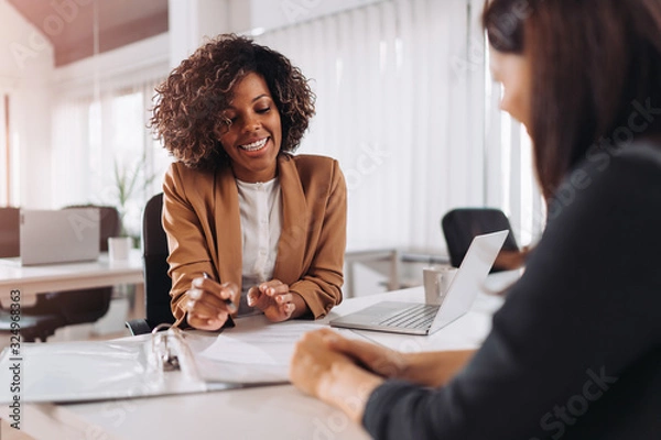 Obraz Client consulting with a agent