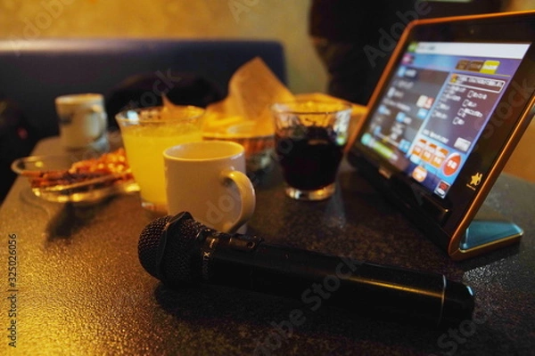 Obraz 日本人が大好きな趣味のカラオケ　カラオケルーム