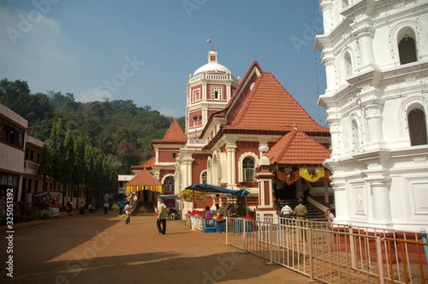 Fototapeta Tower for icon lamps in the temple Sri Mangesh, Goa, India. The temple was erected in honor of the Hindu God Mangesh - one of the incarnations of Lord Shiva